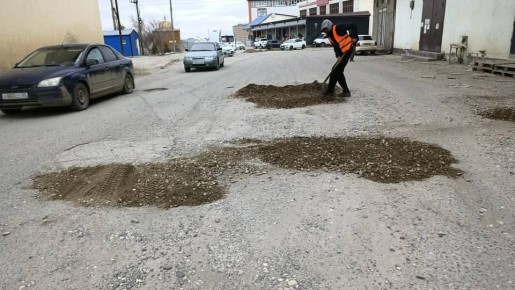 В Хасавюрте продолжаются работы по временной засыпке ям