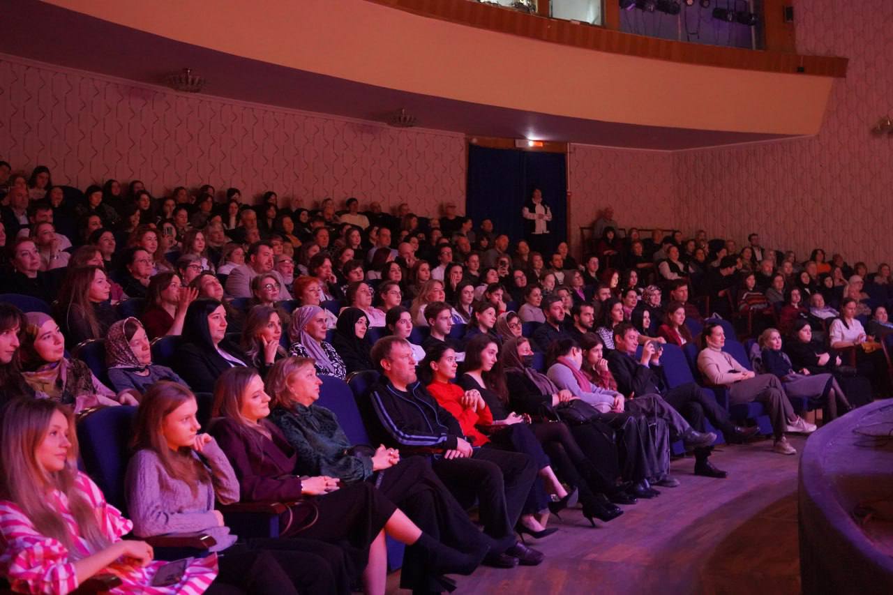 Премьера нового спектакля «Мещане» по пьесе Максима Горького прошла в минувшее воскресенье на Малой сцене Государственного республиканского русского драматического театра. Премьера нового спектакля «Мещане» по пьесе Максима Горького прошла в минувшее воскресенье на Малой сцене Государственного республиканского русского драматического театра.