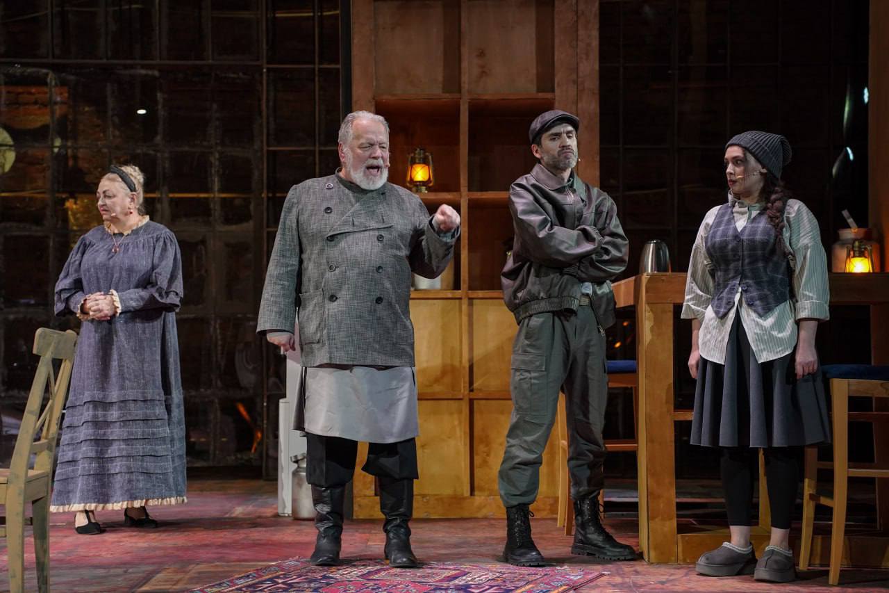 Премьера нового спектакля «Мещане» по пьесе Максима Горького прошла в минувшее воскресенье на Малой сцене Государственного республиканского русского драматического театра. Премьера нового спектакля «Мещане» по пьесе Максима Горького прошла в минувшее воскресенье на Малой сцене Государственного республиканского русского драматического театра.