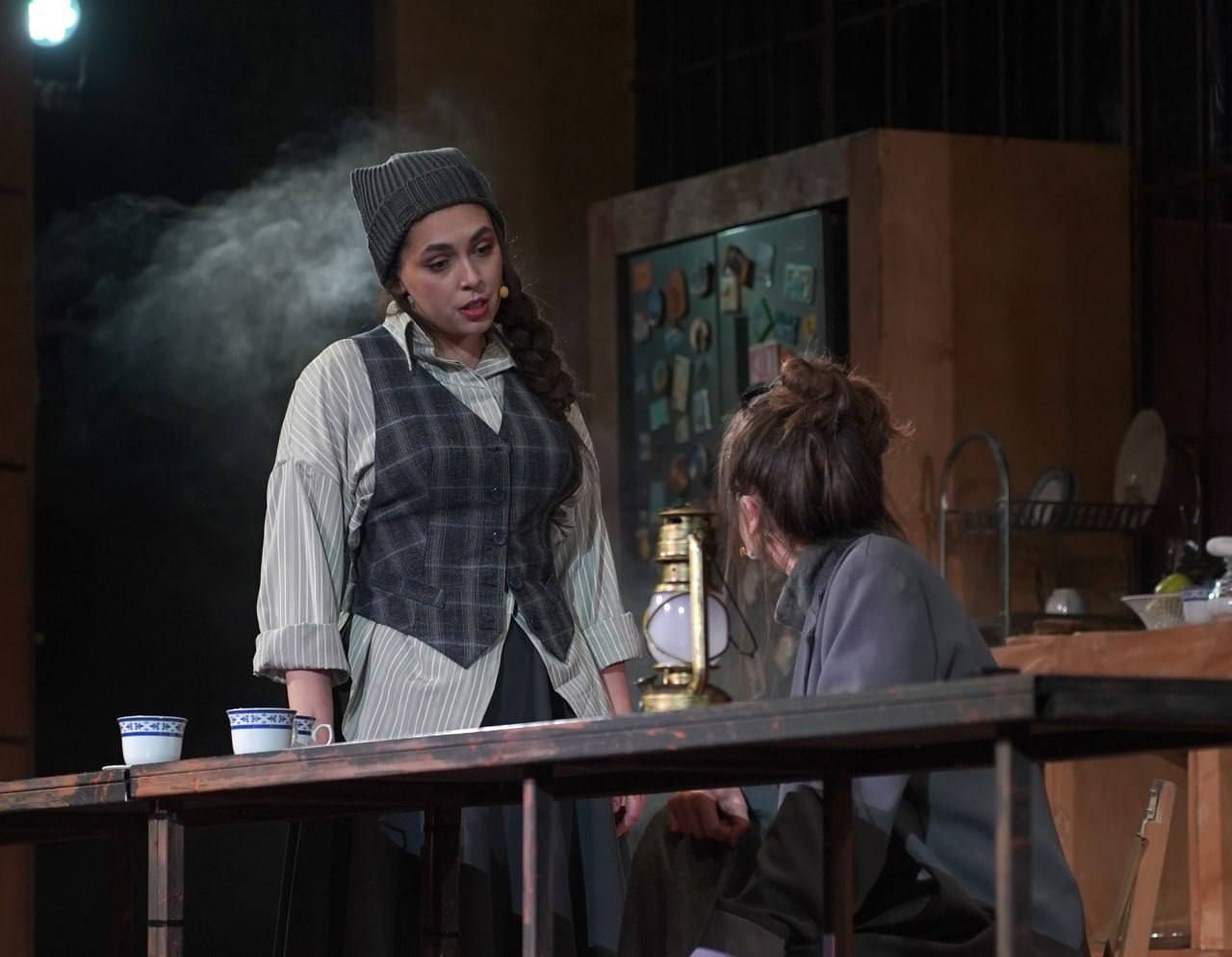 Премьера нового спектакля «Мещане» по пьесе Максима Горького прошла в минувшее воскресенье на Малой сцене Государственного республиканского русского драматического театра. Премьера нового спектакля «Мещане» по пьесе Максима Горького прошла в минувшее воскресенье на Малой сцене Государственного республиканского русского драматического театра.