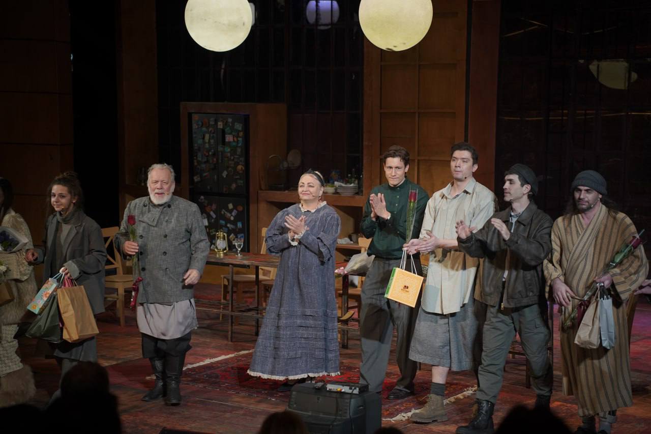 Премьера нового спектакля «Мещане» по пьесе Максима Горького прошла в минувшее воскресенье на Малой сцене Государственного республиканского русского драматического театра.