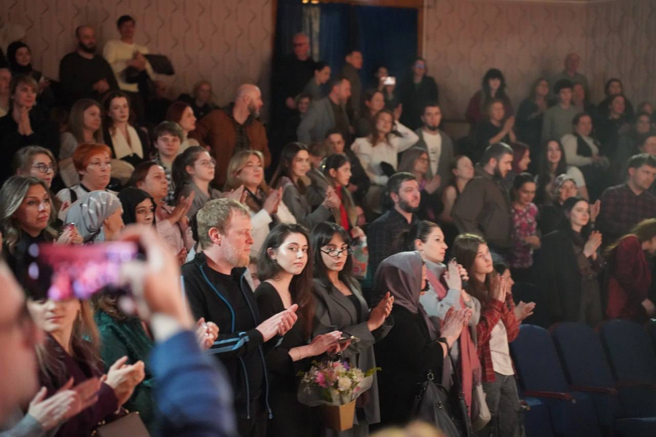 Премьера нового спектакля «Мещане» по пьесе Максима Горького прошла в минувшее воскресенье на Малой сцене Государственного республиканского русского драматического театра. Премьера нового спектакля «Мещане» по пьесе Максима Горького прошла в минувшее воскресенье на Малой сцене Государственного республиканского русского драматического театра.