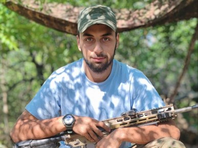 Магомедхан Гулдачев — молодой лейтенант, участник СВО, герой с тяжёлыми ранениями и медалями Суворова и Жукова, — делится своим опытом службы, героическими историями семьи и личной судьбой