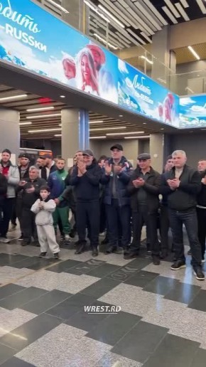 В аэропорту Махачкалы встретили вернувшихся из Сербии победителей и призеров первенства Европы U-23 по греко-римской борьбе