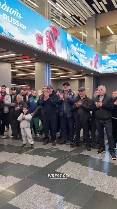 В аэропорту Махачкалы встретили вернувшихся из Сербии победителей и призеров первенства Европы U-23 по греко-римской борьбе