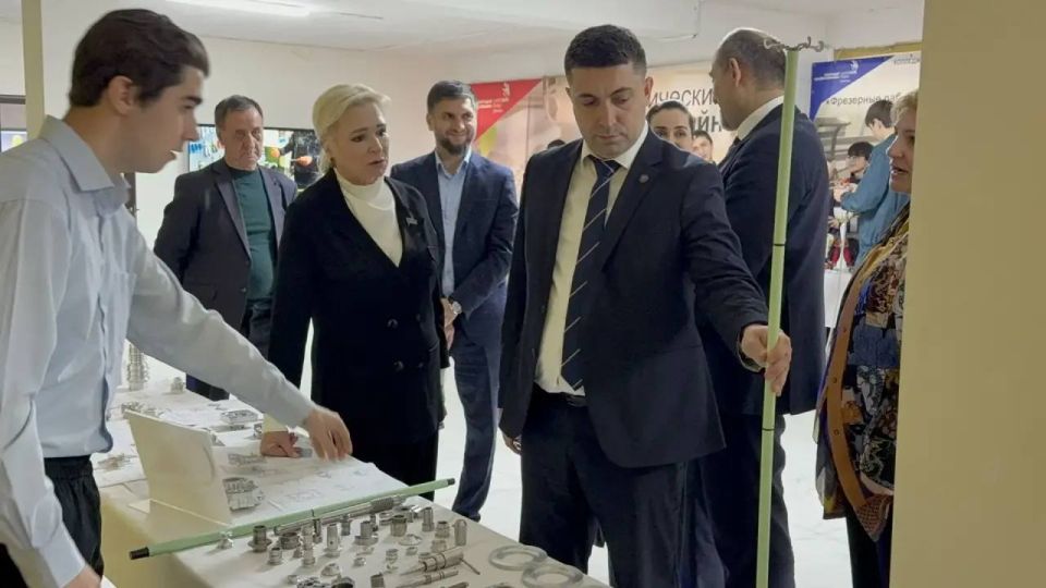 Посетили Колледж машиностроения и сервиса им. Орджоникидзе вместе с министром образования и науки РД Яхьей Бучаевым и министром по делам молодёжи РД Камилом Саидовым