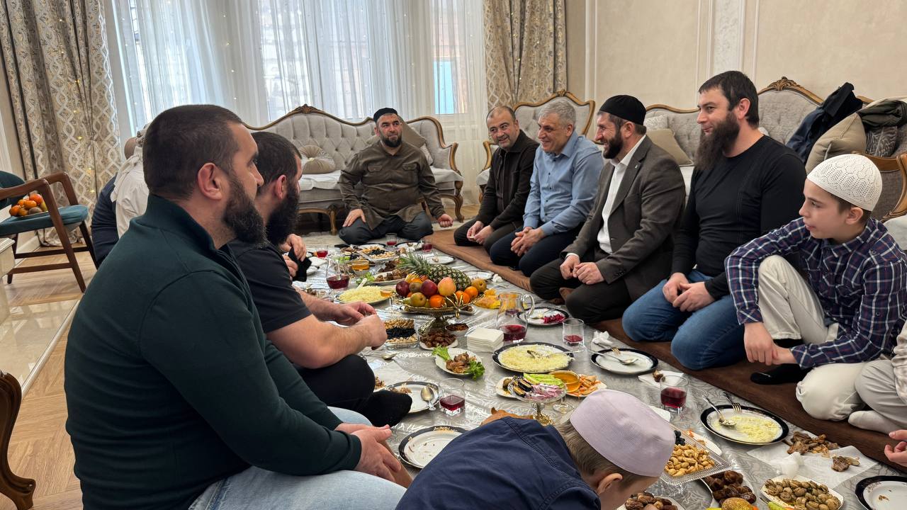 Ханлар Пашабеков: Поздравил имамов дербентских мечетей с праздником Ураза-байрам Ханлар Пашабеков: Поздравил имамов дербентских мечетей с праздником Ураза-байрам