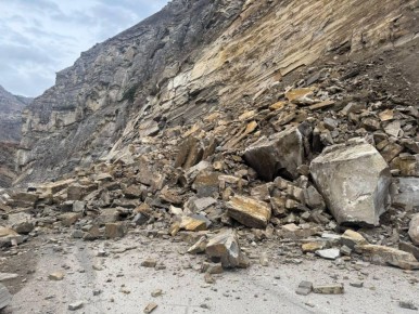 Обвал горной породы перекрыл движение на автодороге «Гуниб - Цуриб» в Чародинском районе