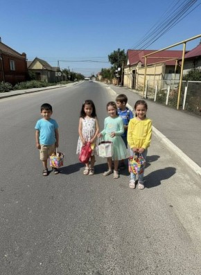 Как дети собирают конфеты на Ураза-байрам на обновленных улицах