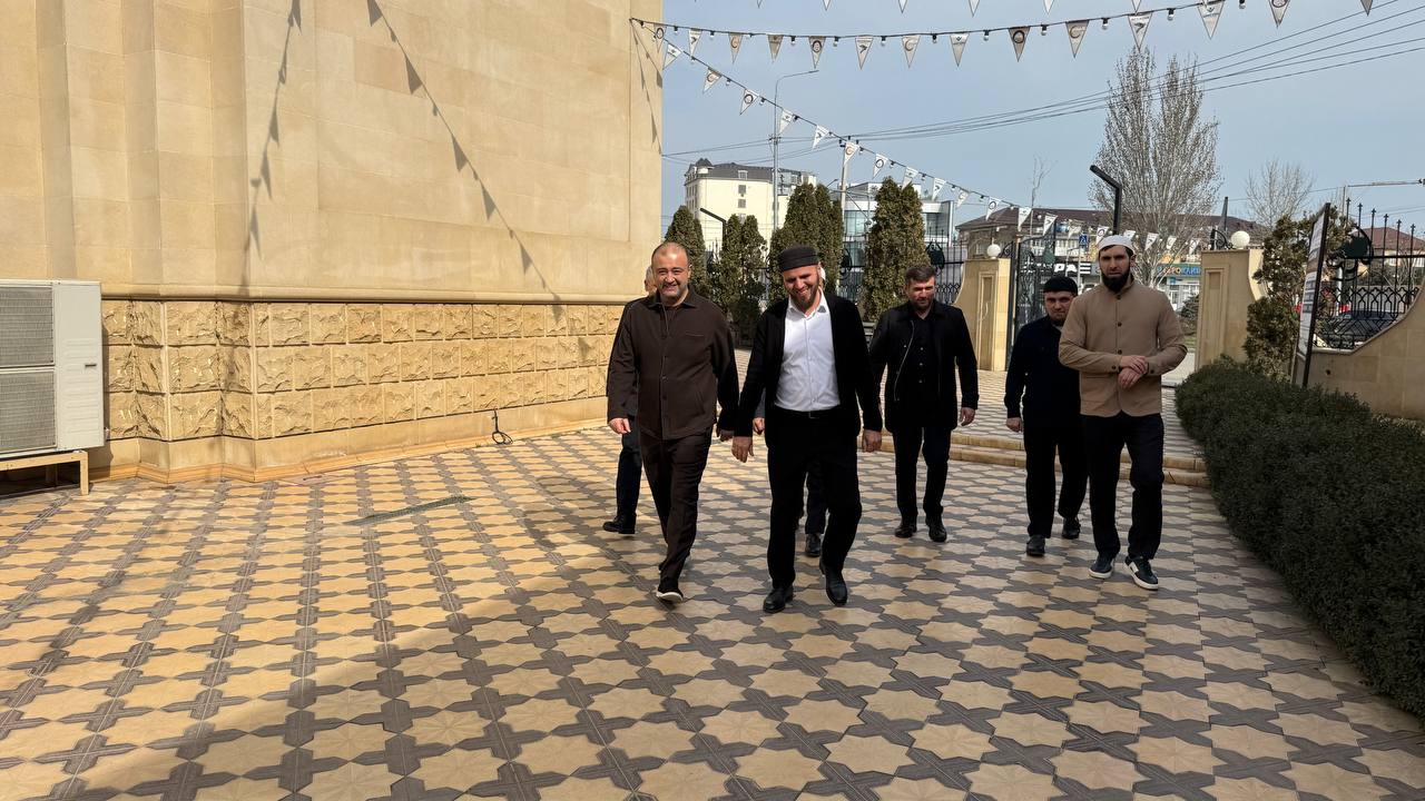 Ханлар Пашабеков: Поздравил имамов дербентских мечетей с праздником Ураза-байрам Ханлар Пашабеков: Поздравил имамов дербентских мечетей с праздником Ураза-байрам