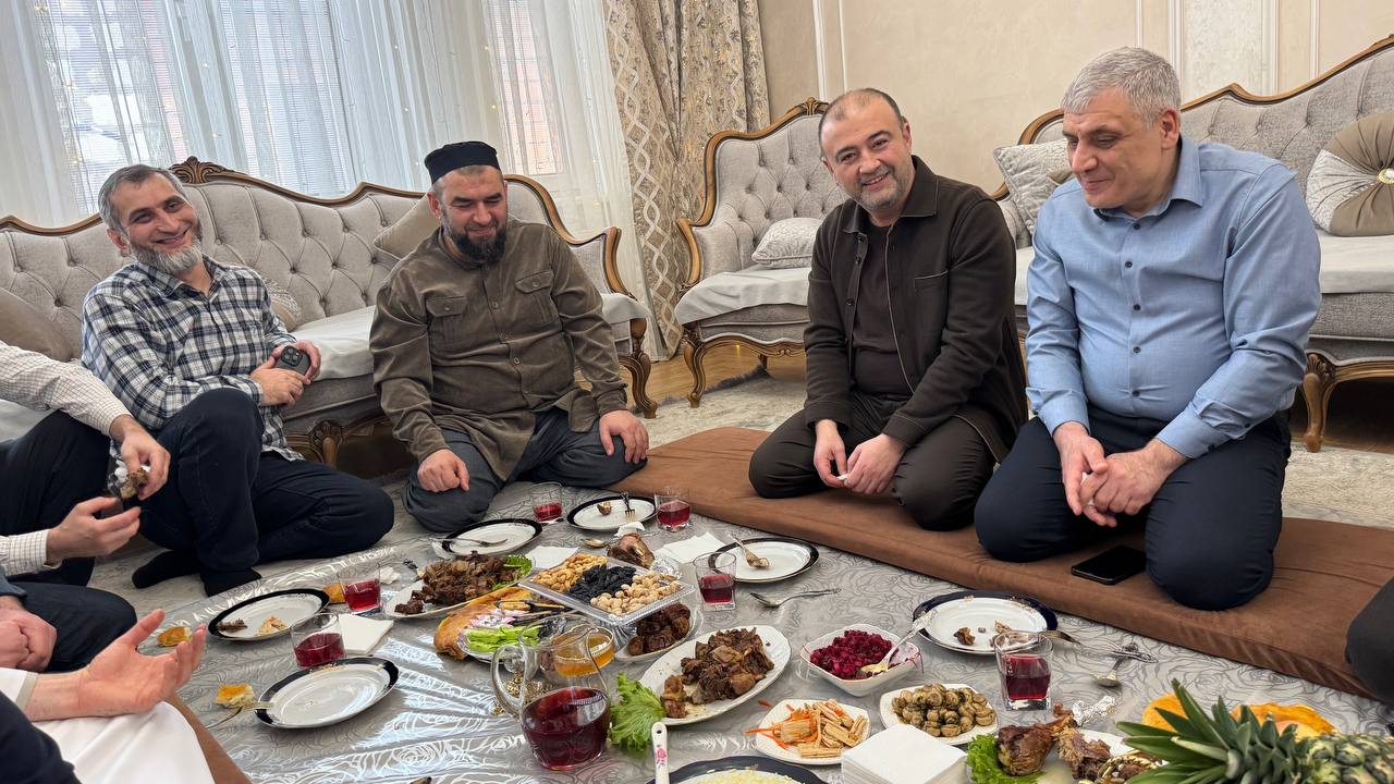 Ханлар Пашабеков: Поздравил имамов дербентских мечетей с праздником Ураза-байрам Ханлар Пашабеков: Поздравил имамов дербентских мечетей с праздником Ураза-байрам