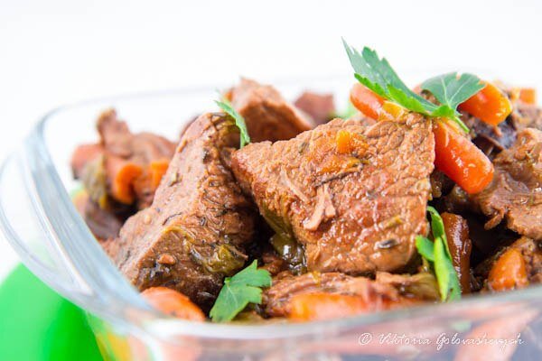 Тушеная говядина в белом вине