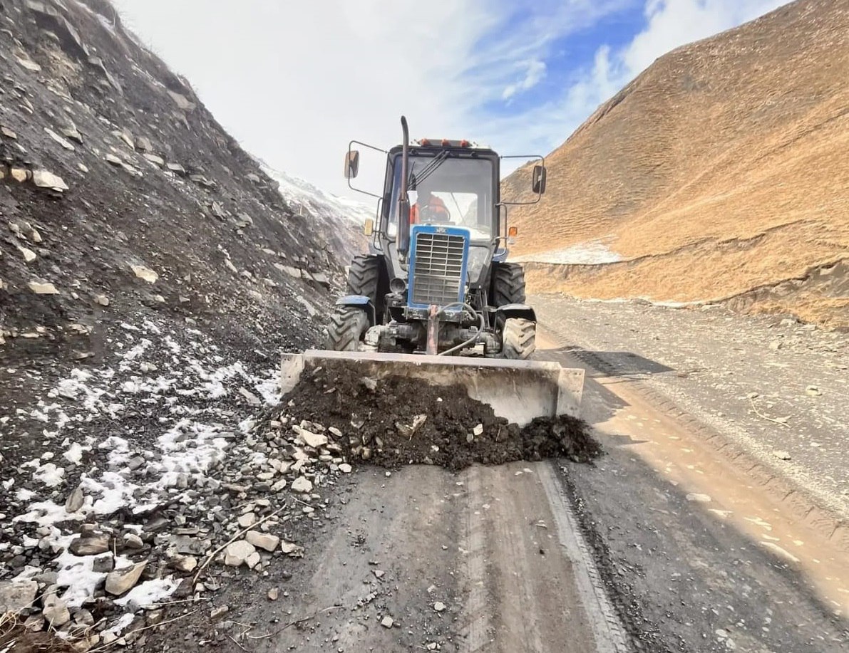 Дорожники Дагестана продолжают работы по содержанию и благоустройству дорог Дорожники Дагестана продолжают работы по содержанию и благоустройству дорог