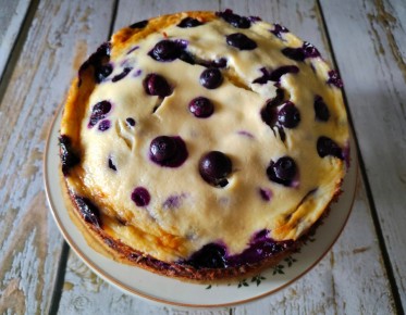 Ароматный пирог с голубикой и нежной заливкой