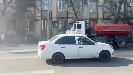 Ежедневно городские коммунальные службы — УЖКХ и МБУ «Благоустройство» проводят полив общественных пространств