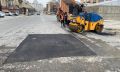 На различных участках улицы Бейбулатова сегодня дорожные бригады в рамках ямочного ремонта провели работы по укладке асфальта