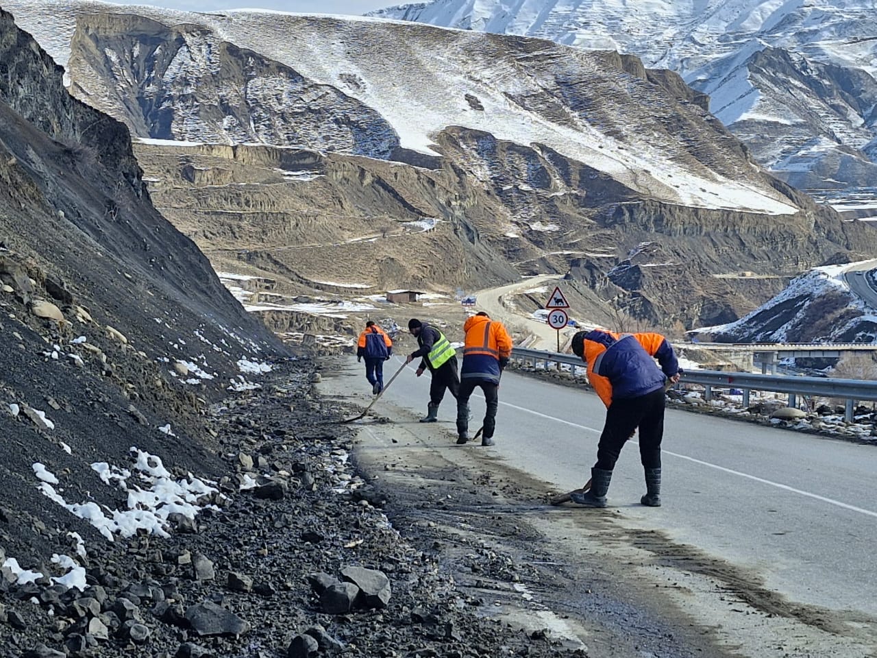 Дорожники Дагестана продолжают работы по содержанию и благоустройству дорог Дорожники Дагестана продолжают работы по содержанию и благоустройству дорог