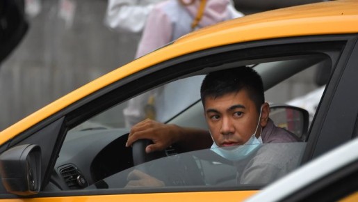 Новый закон: как мигрантов уволят из такси и службы доставки