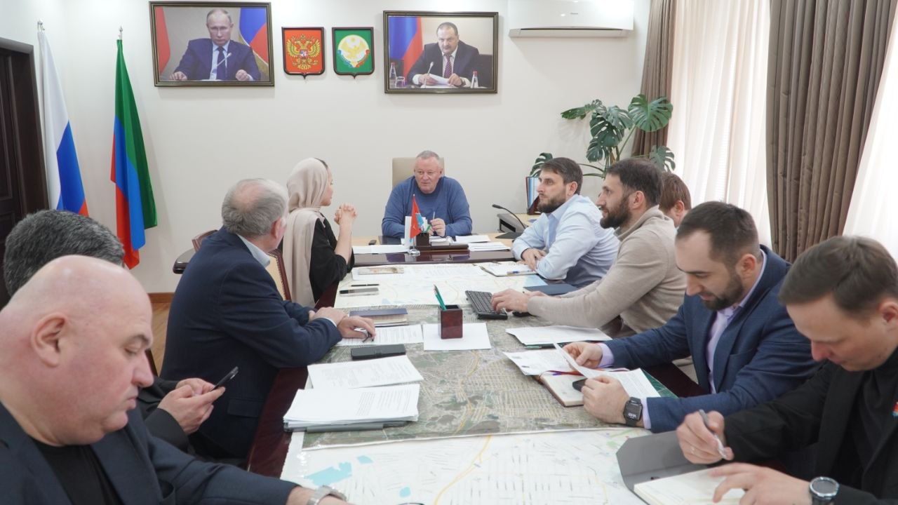 Глава Города Каспийска Борис Гонцов провёл еженедельное совещание с руководителями городских управлений и отделов Глава Города Каспийска Борис Гонцов провёл еженедельное совещание с руководителями городских управлений и отделов