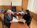 Главный редактор еженедельника «Махачкалинские известия» Динара Токболатова провела рабочую встречу с председателем Общественной палаты