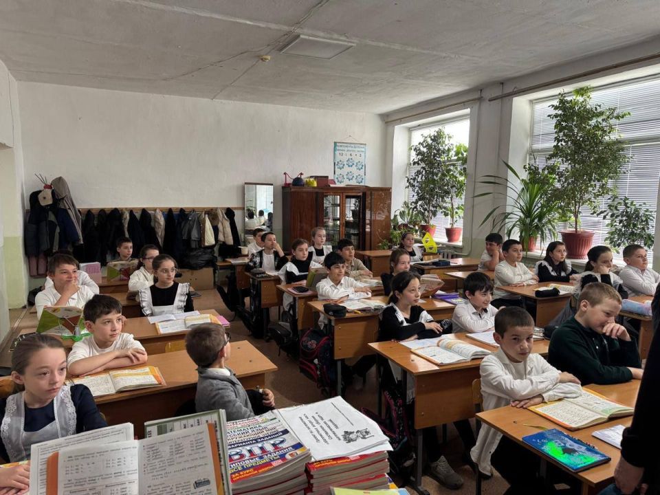 Джамалудин Нажмудинов встретился с учениками школы № 1 села Гергебиль в рамках проекта "Разговоры о важном."