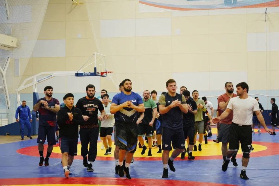 Сборная России продолжает подготовку к чемпионату Европы, который пройдёт через месяц в Албании