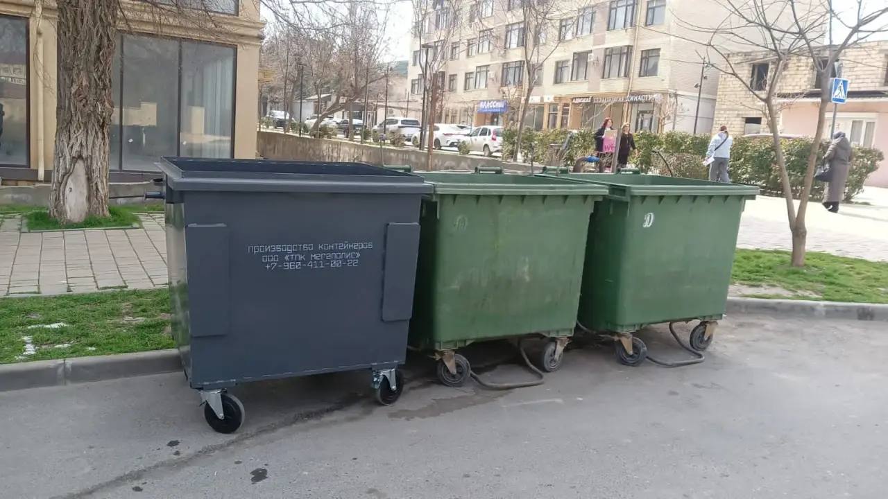 Сотрудники Горсервиса устанавливают в Дербенте 50 новых контейнеров для сбора твёрдых коммунальных отходов на действующих точках сбора ТКО Сотрудники Горсервиса устанавливают в Дербенте 50 новых контейнеров для сбора твёрдых коммунальных отходов на действующих точках сбора ТКО