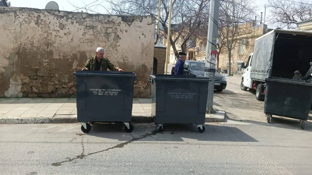 Сотрудники Горсервиса устанавливают в Дербенте 50 новых контейнеров для сбора твёрдых коммунальных отходов на действующих точках сбора ТКО