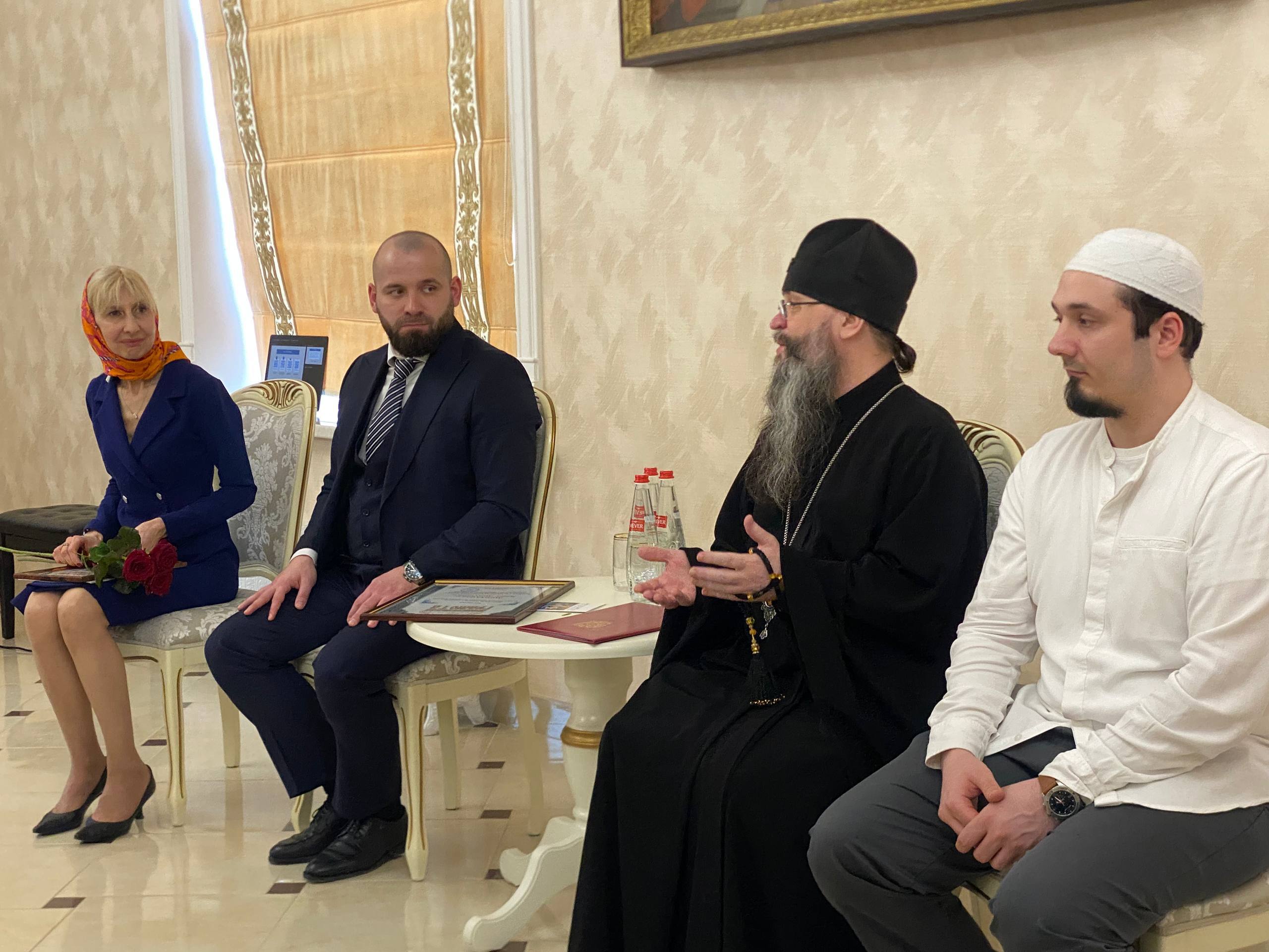 Эмин Мерданов и архиепископ Варлаам обсудили развитие религиозного туризма с представителями туристического сообщества Эмин Мерданов и архиепископ Варлаам обсудили развитие религиозного туризма с представителями туристического сообщества