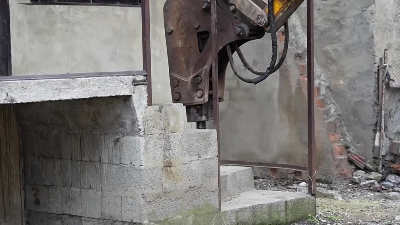 В Махачкале начали сносить незаконные пристройки к многоквартирным домам