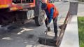 Сотрудники МБУ «Благоустройство г. Махачкалы» очистили в столице дождеприемные решётки вручную и с помощью гидродинамической установки