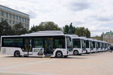 Мэр Махачкалы Джамбулат Салавов сообщил, что в этом году город закупит еще более 140 новых современных автобусов