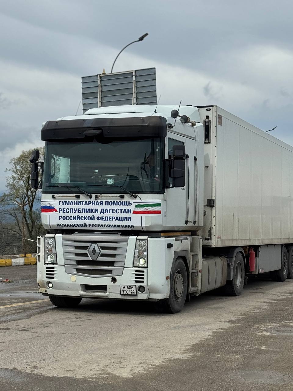 27 марта грузовые автомобили с гуманитарной помощью для Исламской Республики Иран, собранной в Республике Дагестан (Российская Федерация), пересекли азербайджано-иранскую границу в пункте пропуска «Астара» 27 марта грузовые автомобили с гуманитарной помощью для Исламской Республики Иран, собранной в Республике Дагестан (Российская Федерация), пересекли азербайджано-иранскую границу в пункте пропуска «Астара»