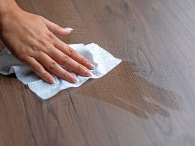 Влажные салфетки не заменят полноценное мытье рук, предупреждает врач