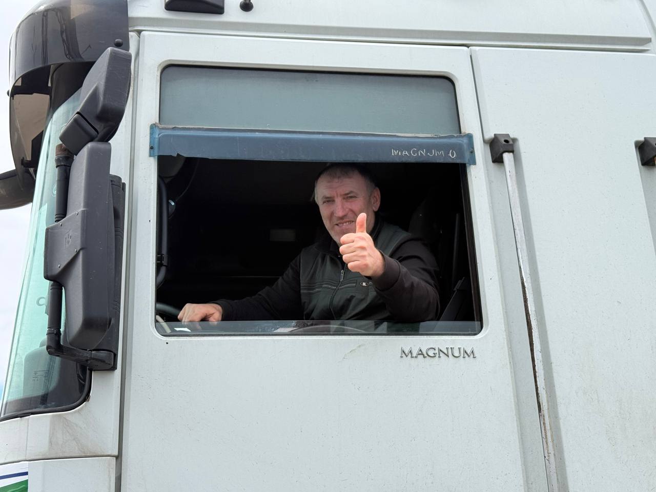 27 марта грузовые автомобили с гуманитарной помощью для Исламской Республики Иран, собранной в Республике Дагестан (Российская Федерация), пересекли азербайджано-иранскую границу в пункте пропуска «Астара» 27 марта грузовые автомобили с гуманитарной помощью для Исламской Республики Иран, собранной в Республике Дагестан (Российская Федерация), пересекли азербайджано-иранскую границу в пункте пропуска «Астара»