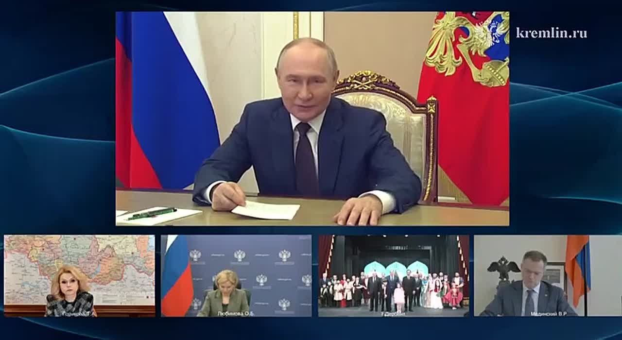 Президент России Владимир Путин по видеосвязи открыл Азербайджанский государственный музыкально-драматический театр в Дербенте после масштабной реконструкции и поздравил всех с праздником - Всемирным днём театра