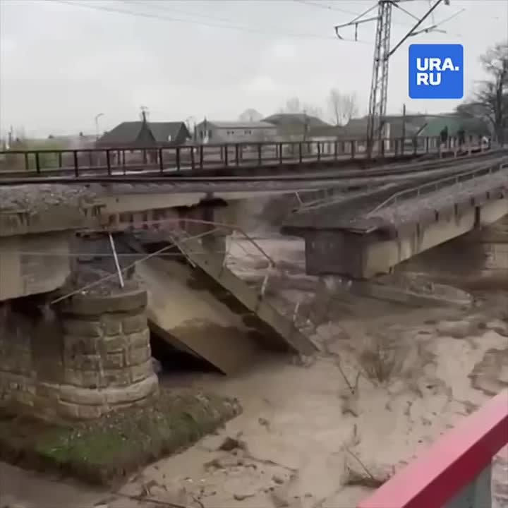Второй ж/д мост рухнул из-за наводнения в дагестанском Хасавюрте