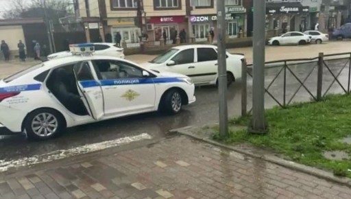 Сотрудники Госавтоинспекции МВД по Республике Дагестан оказывают помощь водителям и пешеходам, оказавшимся в трудной ситуации на дорогах в связи с обильными осадками