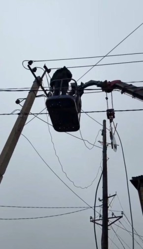 Большинство аварийных отключений света, произошедших в Дербенте с утра из-за сильного ветра и ливневых дождей, устранено