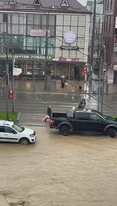 На Акушинского мужчина забрал людей с остановки и, видимо, увёз в место посуше