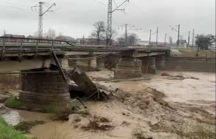 В Дагестане из-за ливней обрушился железнодорожный мост