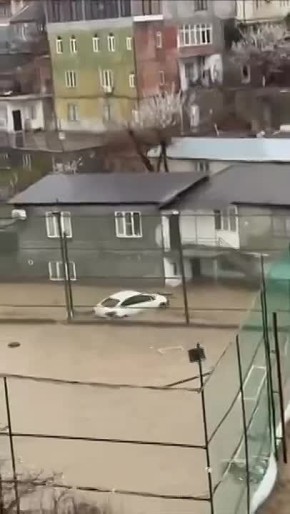 Сильные ливни обрушились на Махачкалу, превратив улицы в бурные потоки