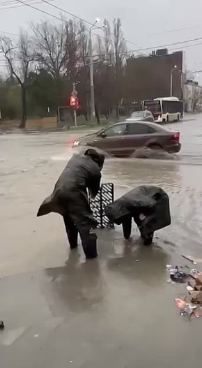 Городские коммунальные службы ведут непрерывную работу по ликвидации подтоплений