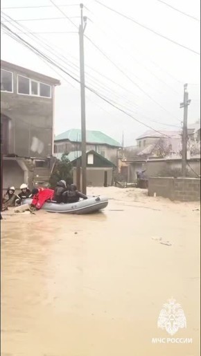 Спасатели МЧС России ликвидируют последствия непогоды в Махачкале