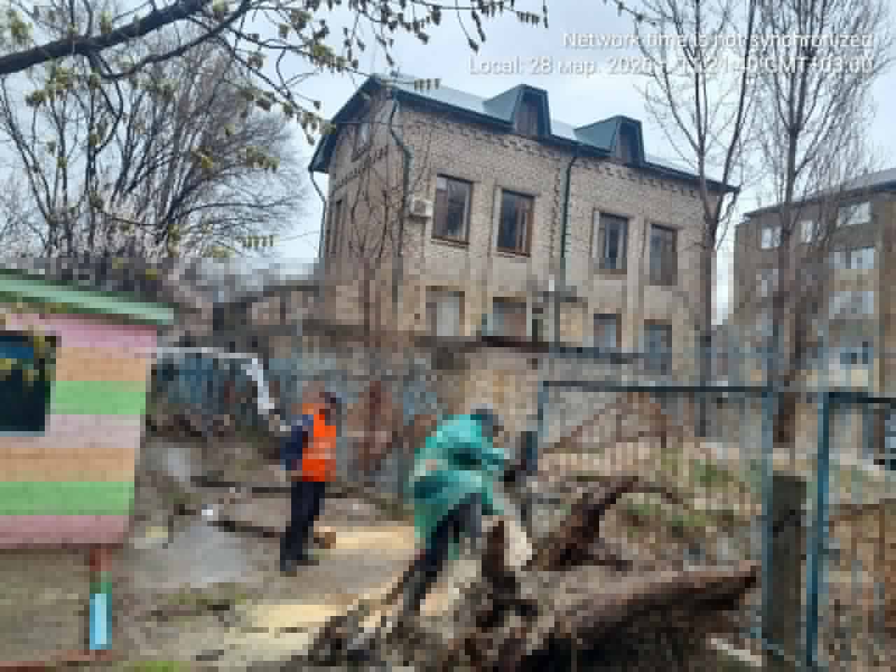 Коммунальные службы Махачкалы оперативно отреагировали на факты падения деревьев из-за сильного ветра и обильных осадков – проводится спил аварийных стволов и вывоз порубочных остатков Коммунальные службы Махачкалы оперативно отреагировали на факты падения деревьев из-за сильного ветра и обильных осадков – проводится спил аварийных стволов и вывоз порубочных остатков