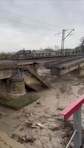 Два железнодорожных моста обрушились в Дагестане из-за наводнения после мощных ливней