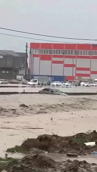 Потоп в Дагестане: вода сносит машины и затапливает дома, 60 тысяч человек остались без света