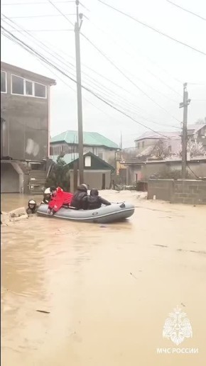 На улице Заречная из-за засора сточной канавы уровень воды местами достигал полутора метров