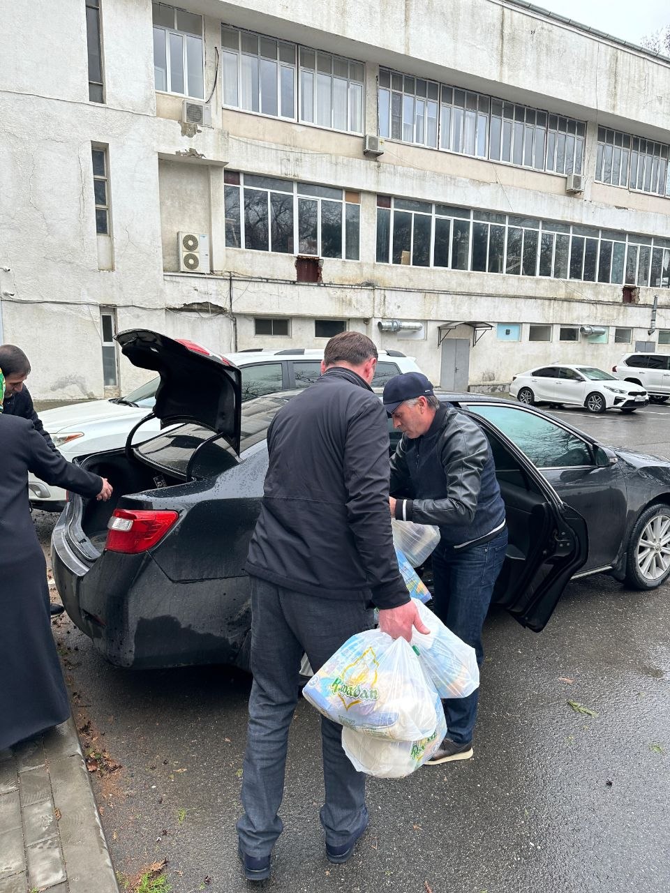 Вице-спикер Парламента РД Камил Давдиев и депутат Марат Алияров лично передали более ста продуктовых наборов для пострадавших от наводнения махачкалинцев Вице-спикер Парламента РД Камил Давдиев и депутат Марат Алияров лично передали более ста продуктовых наборов для пострадавших от наводнения махачкалинцев