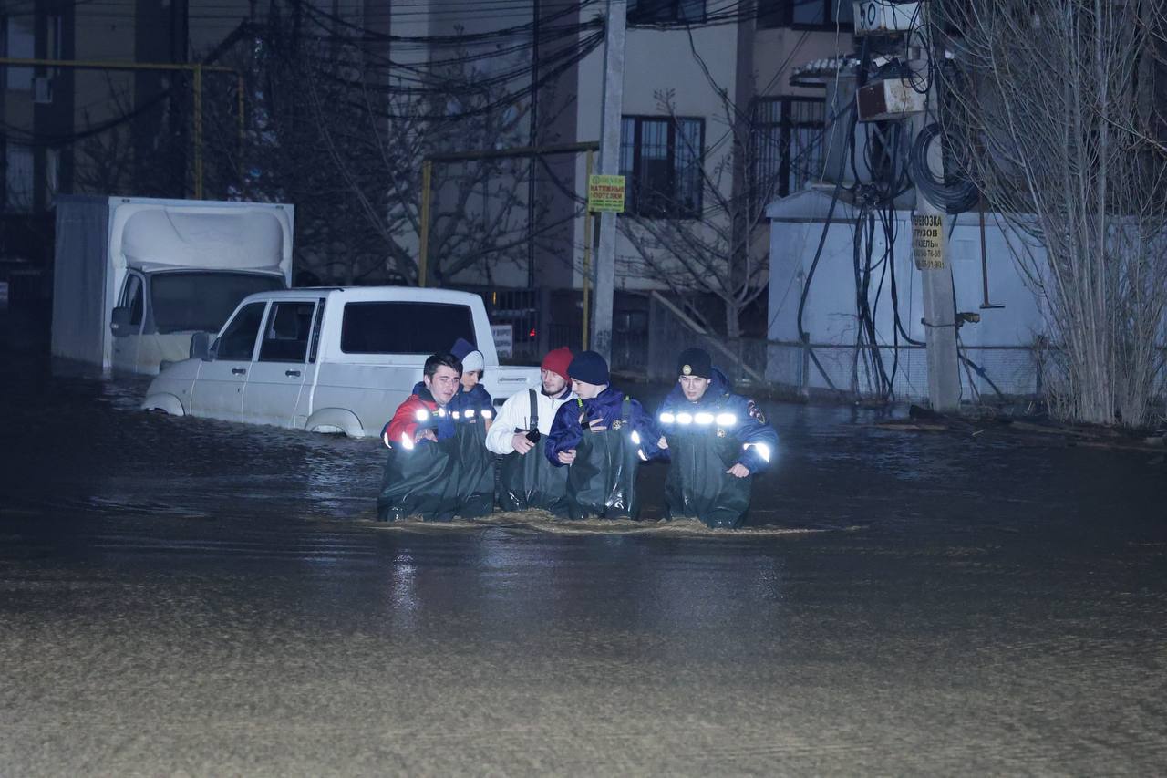Дагестанские волонтеры помогли пострадавшим от наводнения Дагестанские волонтеры помогли пострадавшим от наводнения